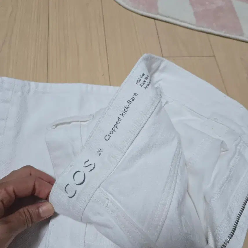 [BUNJANG] COS Cropped Kick Flare White Denim Pants Size 26 / COS 크롭 킥플레어 화이트 데님 팬츠 26
