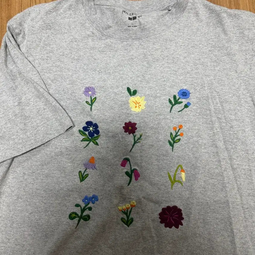 [BUNJANG] Uniqlo JW Anderson Flower Embroidery Short Sleeve T-Shirt Grey L / 유니클로 JW 앤더슨 플라워 자수 반팔티 그레이 L