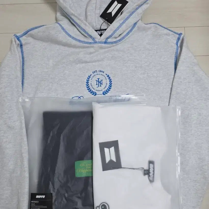 [BUNJANG] BTS Jin Happy Hoodie + Happy Scarf + Wooteo T-Shirt Bundle Set / BTS 방탄 진 HAPPY 후드 티+ 해피 머플러+ 우떠 반팔 티 일괄 세트