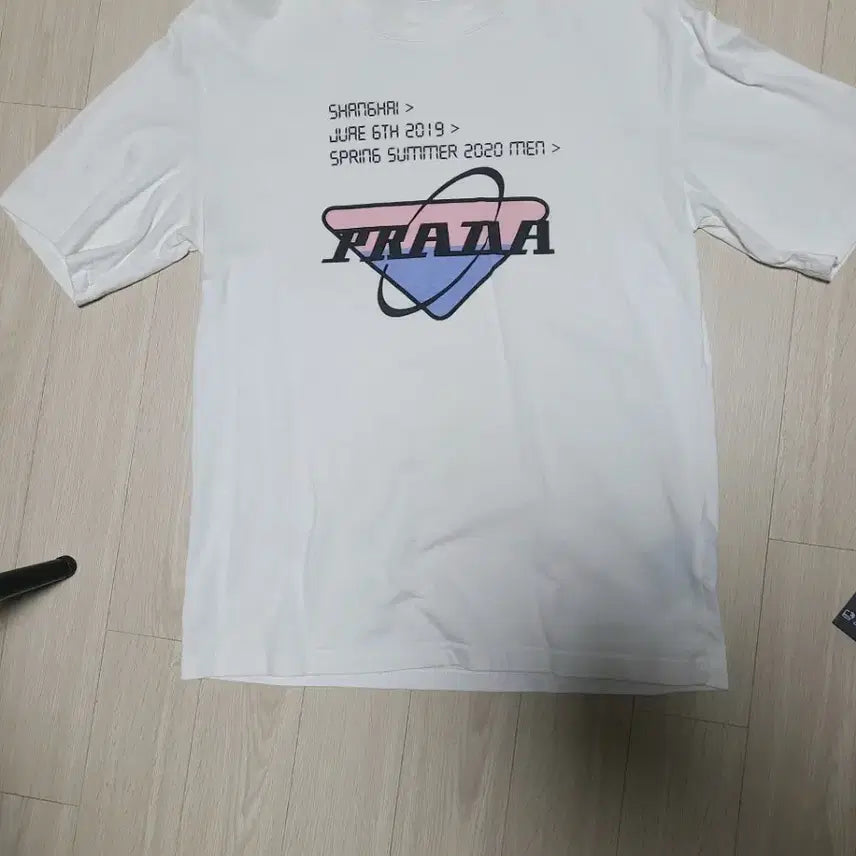 [BUNJANG] Unique Design White Sweatshirt / 프라사이즈는s95정도 실측 참고하세요 길이 65.가슴44흔치않은 디자인이라 이쁩니다흰색이라 사용감은 약 간 있습니다사진속탭 같이드림. 반값택배2천
