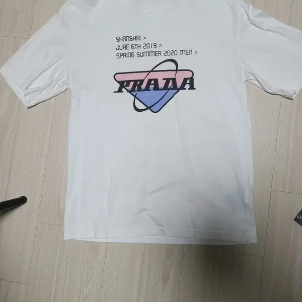 [BUNJANG] Unique Design White Sweatshirt / 프라사이즈는s95정도 실측 참고하세요 길이 65.가슴44흔치않은 디자인이라 이쁩니다흰색이라 사용감은 약 간 있습니다사진속탭 같이드림. 반값택배2천