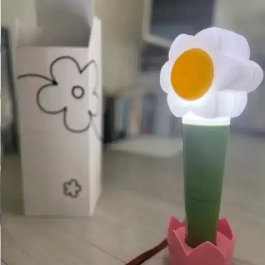 [BUNJANG] LOONA Chuu Official Lightstick (Kkukabong) & Season's Greetings Photocard Bundle Set / 츄 응원봉 (꾸까봉), 시그 포카