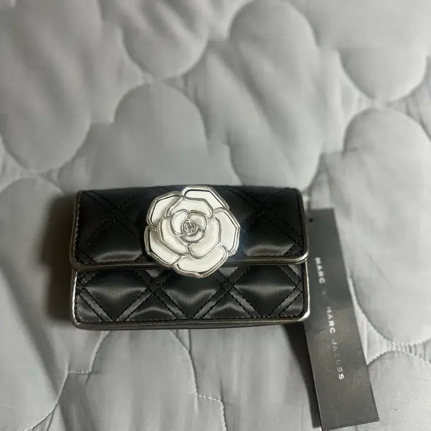 [BUNJANG] Marc Jacobs Black Flower Mini Crossbody Card Holder / [새상품] 마크제이콥스 블랙 플라워 미니 크로스백 카드지갑