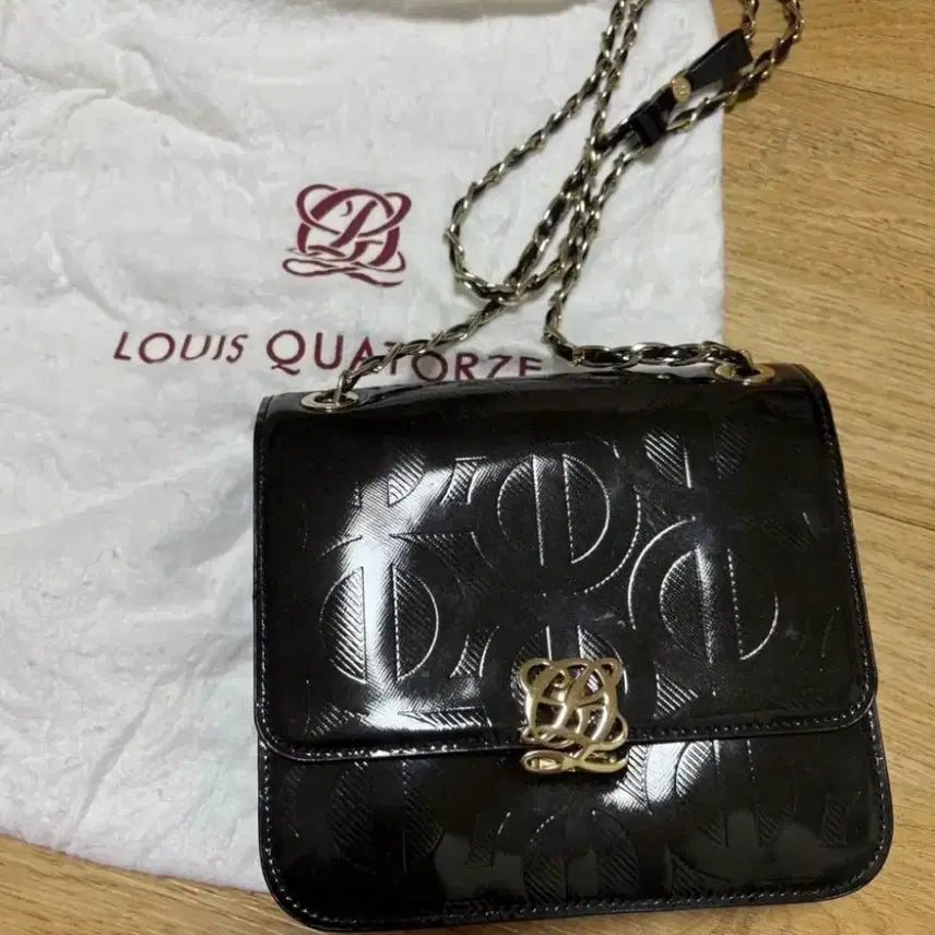 [BUNJANG] Louis Quatorze Black Enamel Shoulder Bag / 루이까또즈 숄더백 블랙 에나멜