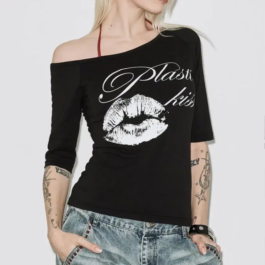 [BUNJANG] Fancy Club Kiss One Shoulder Off Shoulder Top / 팬시클럽 플라스틱 키스 원숄더 오프숄더