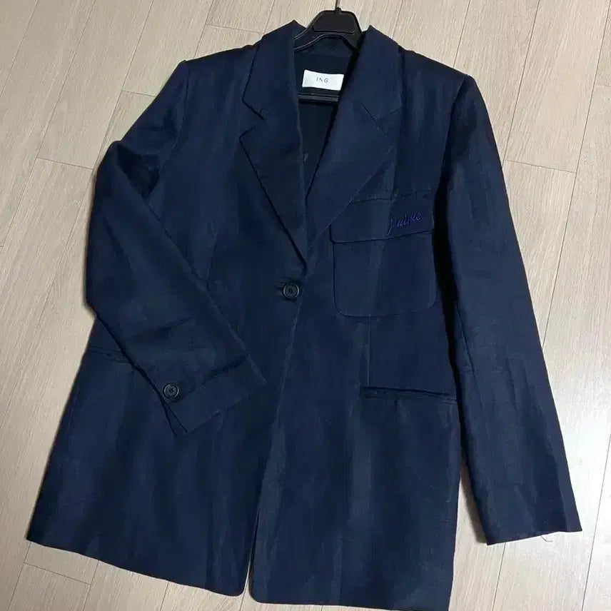 [BUNJANG] J.Pyeong Linen 100% Embroidered Lettering Single Button Jacket Navy / 제평 ing 린넨100% 자수 레터링 자켓 네이비 싱글 원버튼 정장 오피스룩 하객룩