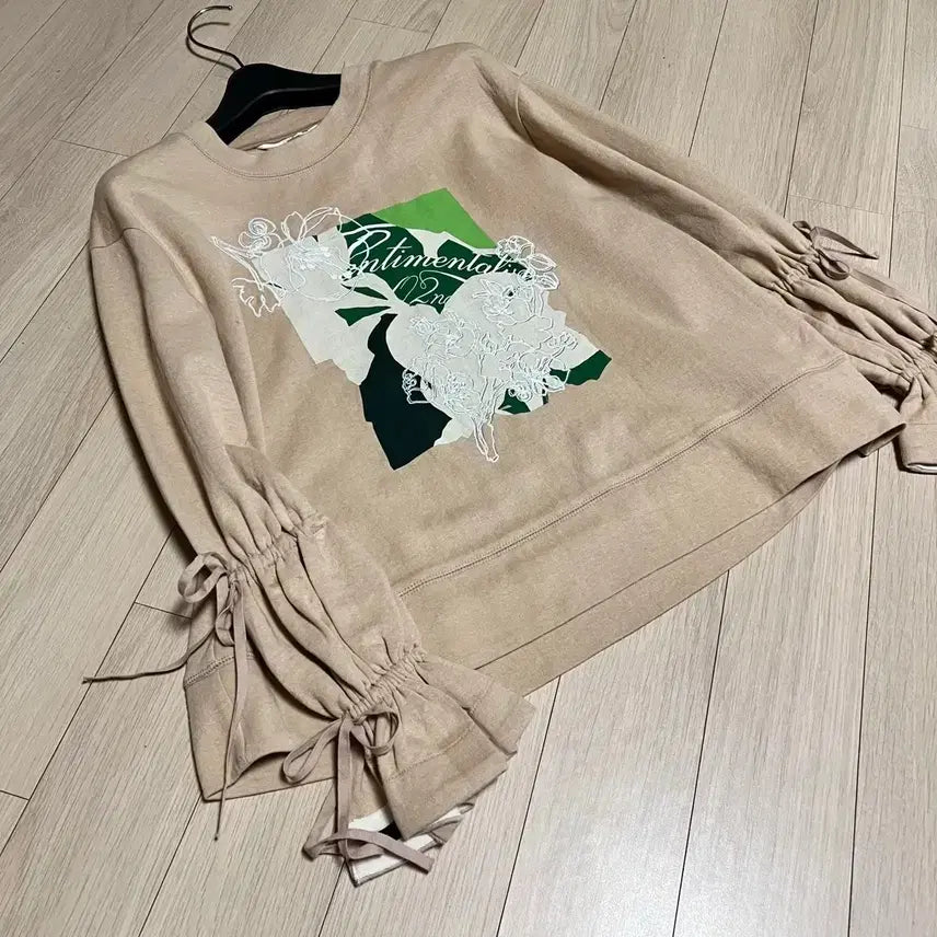 [BUNJANG] O'2nd (O2nd) Beige Ribbon Sleeve Embroidered Flare Long Sleeve Shirt / 한섬 오즈세컨 리본 소매 자수 티셔츠 베이지 O2nd 플레어 긴팔 셔링 프릴 러플 프린팅 긴팔