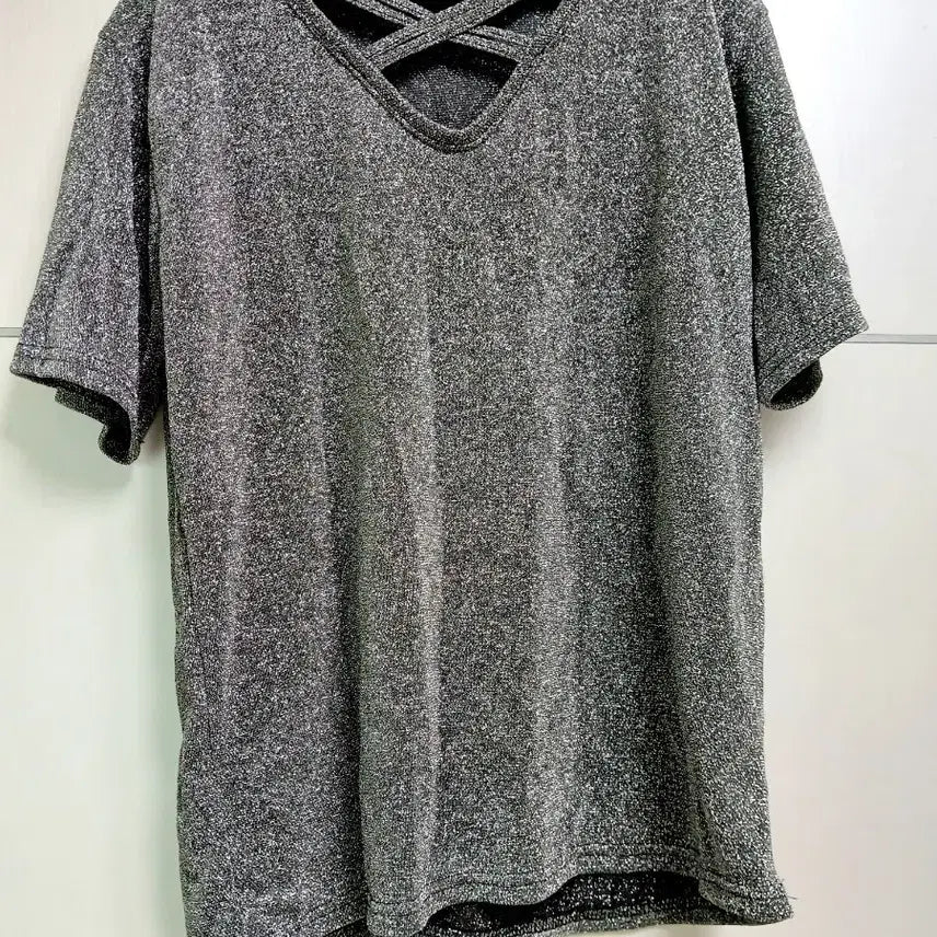 [BUNJANG] Glitter V-Neck Short Sleeve T-Shirt / 글리터 브이넥 반팔 티셔츠