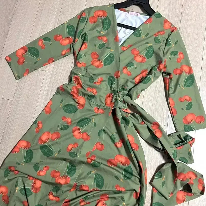 [BUNJANG] Cherry Print Long Wrap Maxi Dress with Belt - Green / 체리 롱 랩 원피스 그린 초록색 맥시 스판 여름 앵두 패턴 리본 벨트 벨티드 휴양지 휴가룩 리조트룩 비치룩