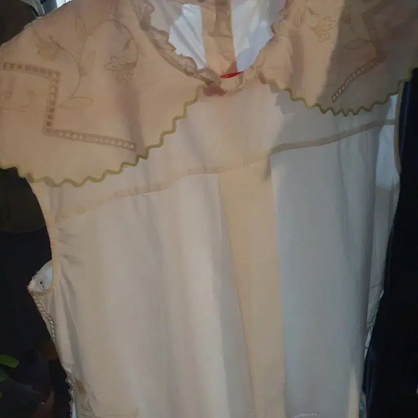 [BUNJANG] Zara White Embroidered Camisole Top / zara 화이트 자수 나시