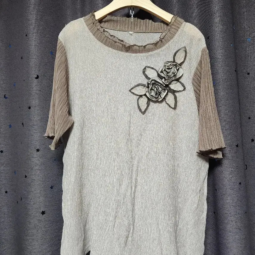[BUNJANG] Seersucker Blouse with Floral Decoration and Frill Neck / 시어서커 블라우스 꽃 장식 프릴 넥-77추천
