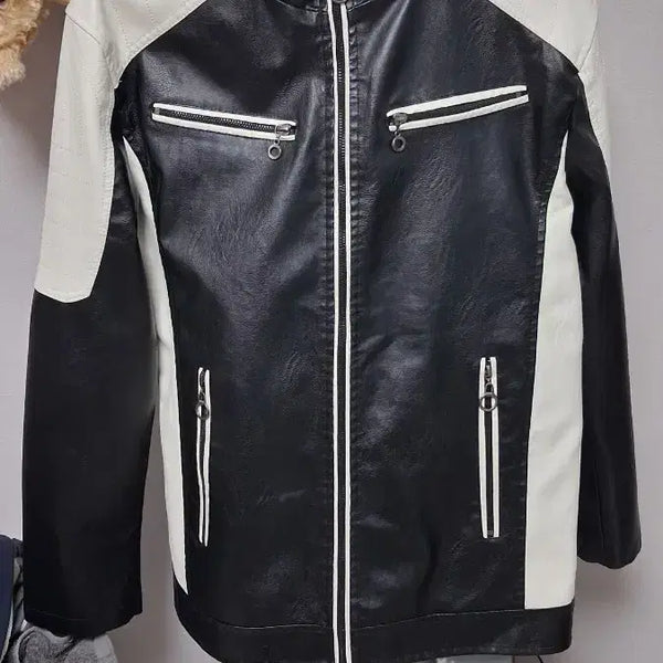 [BUNJANG] Shaweigi Men's Stand Collar Rider PU Leather Jacket / 블랙과 화이트 배색 디자인의 남성용 스탠드 칼라 라이더 가죽 자켓(2XL)Shaweigi 브랜드 등의 택이 달린 인조 가죽(PU) 소재의 바이커 점퍼로, 가슴과 옆구리 부분의 지