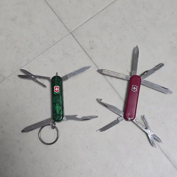 [BUNJANG] Victorinox Mini Tool Bundle (2 pieces) - Red / 빅토리녹스 미니툴 2개 일괄 레드 손표시부분 칼 살짝휨 상태 사진확인
