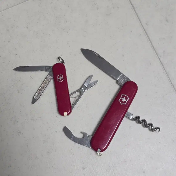 [BUNJANG] Victorinox Waiter & Classic SD Red Multi-tool / 빅토리녹스 웨이터 와 클래식 SD
