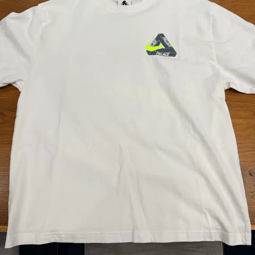 [BUNJANG] Nike x Palace Tri-Swoosh T-Shirt White - L / 나이키 팔라스 트라이 스우시 티셔츠 화이트 - L