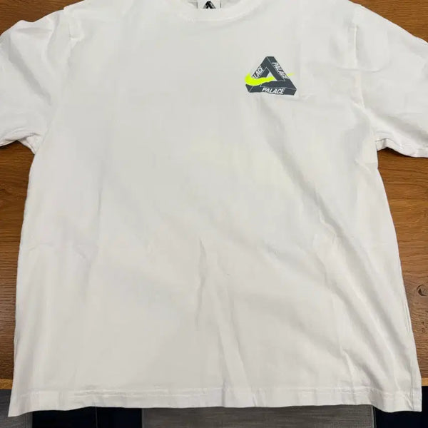 [BUNJANG] Nike x Palace Tri-Swoosh T-Shirt White - L / 나이키 팔라스 트라이 스우시 티셔츠 화이트 - L