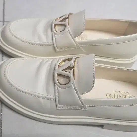 [BUNJANG] Valentino VLogo Loafers White / 발렌티노 브이로고 로퍼 화이트