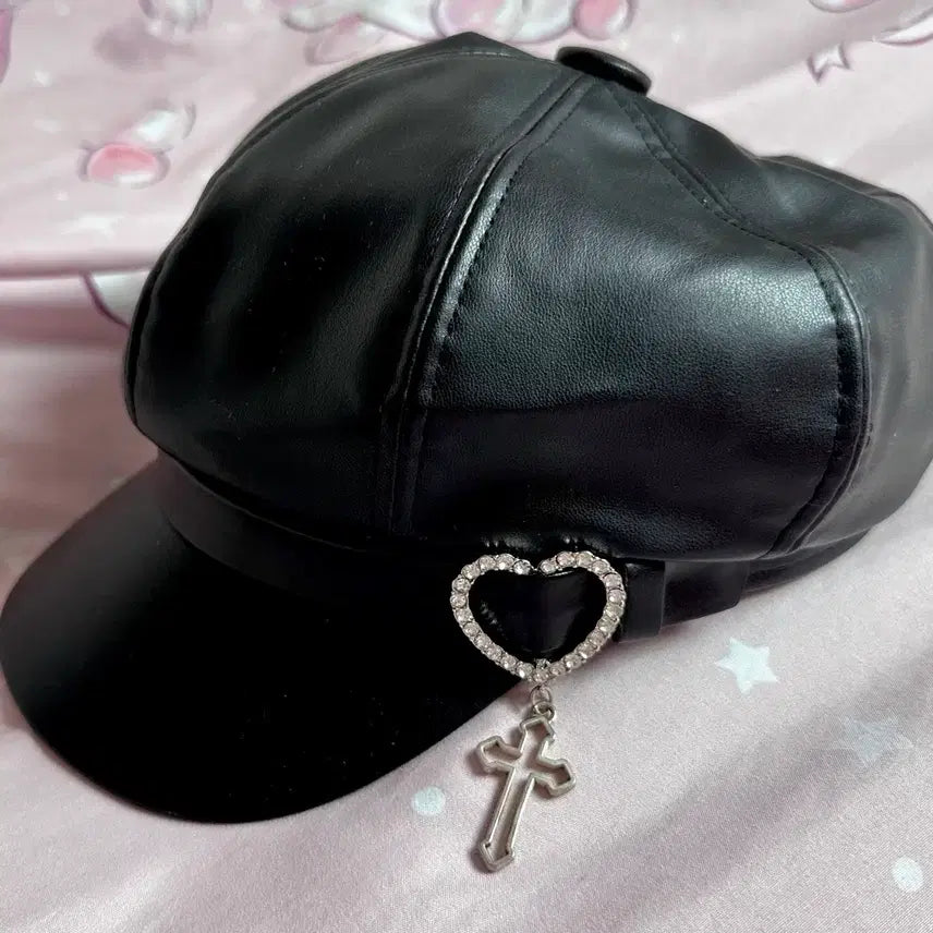 [BUNJANG] Maz Heart & Cross Faux Leather Cap Black / 마즈 하트 & 크로스 가짜 가죽 캐스킷 모자 블랙 양산형 지뢰계 양지뢰