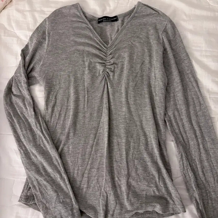 [BUNJANG] Gray Shirring V-Neck Long-Sleeve T-Shirt / 그레이 셔링 브이넥 긴팔 티셔츠