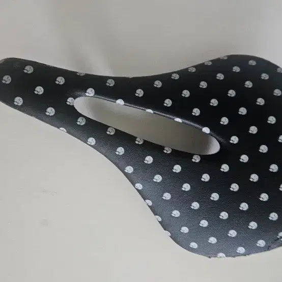 [BUNJANG] Ghent Famous Carbon Saddle / 갓엔페이머스 카본안장 개급처
