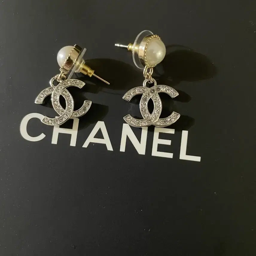 [BUNJANG] Chanel Pearl Cubic CC Logo Earrings / 샤넬 진주 큐빅 CC 로고 귀걸이