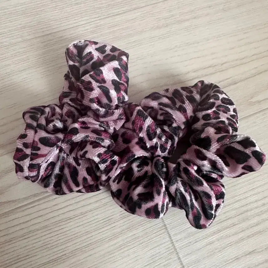 [BUNJANG] Leopard Print Pink Scrunchie Set / 갸루 곱창끈 호피 곱창 핑크 머리끈 팔아요