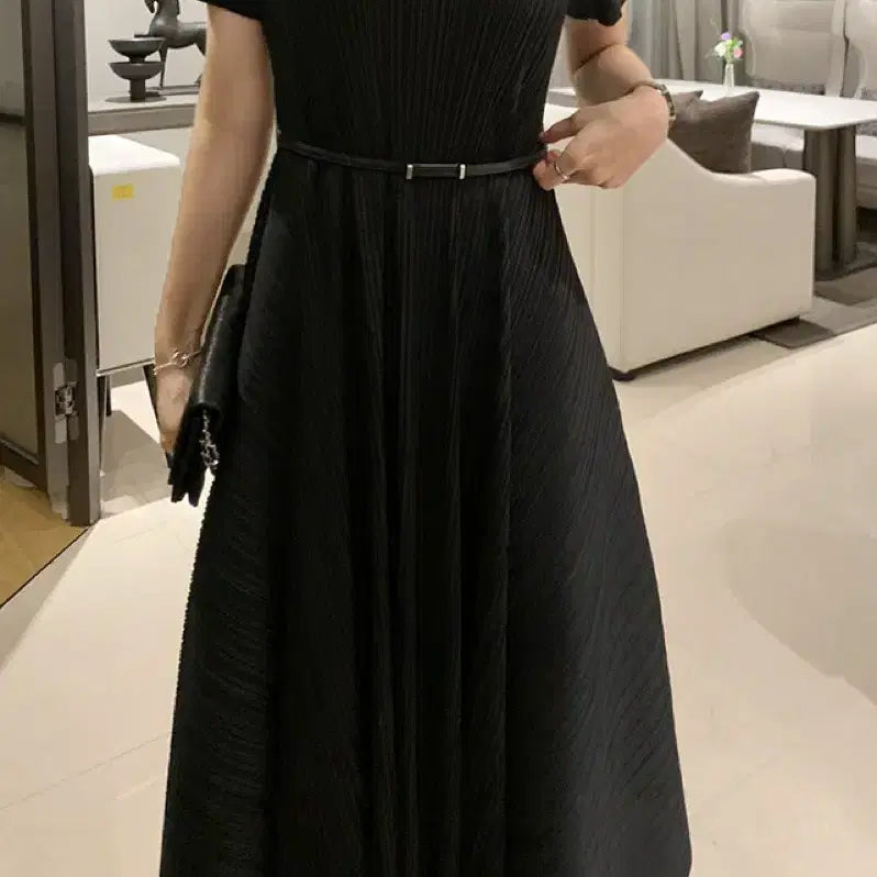 [BUNJANG] Jdemong Pleated Liliah Volume Flare Half-Sleeve Dress Black / 제이드몽 플리츠 릴리아 볼륨 플레어 반팔 원피스 블랙 주름 하객룩 결혼식