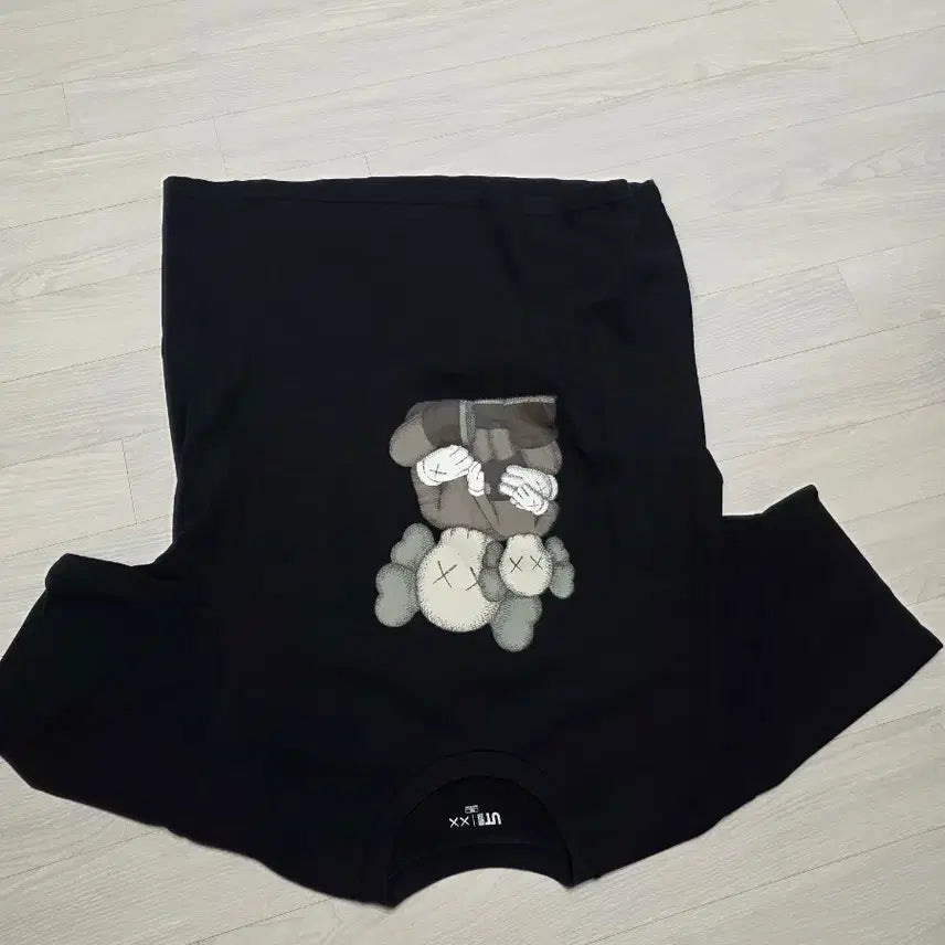 [BUNJANG] Uniqlo KAWS Short-Sleeve T-shirt Black XXL / 유니클로 KAWS 반팔 티셔츠 블랙 xxl