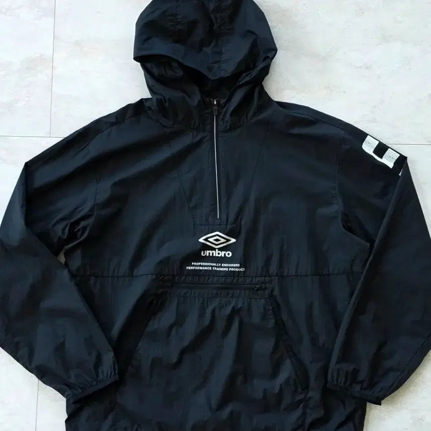 [BUNJANG] Umbro Active Packable Hood Anorak Lightweight Windbreaker Black (100) / [엄브로] 액티브 패커블 후드 아노락 경량 바람막이 블랙 (100)