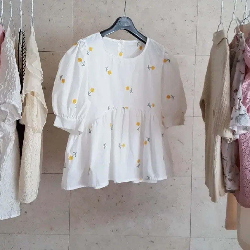 [BUNJANG] Puff Sleeve Floral Embroidery Cropped Shirring Blouse / 소매퍼프 볼륨 꽃자수 크롭 셔링 블라우스