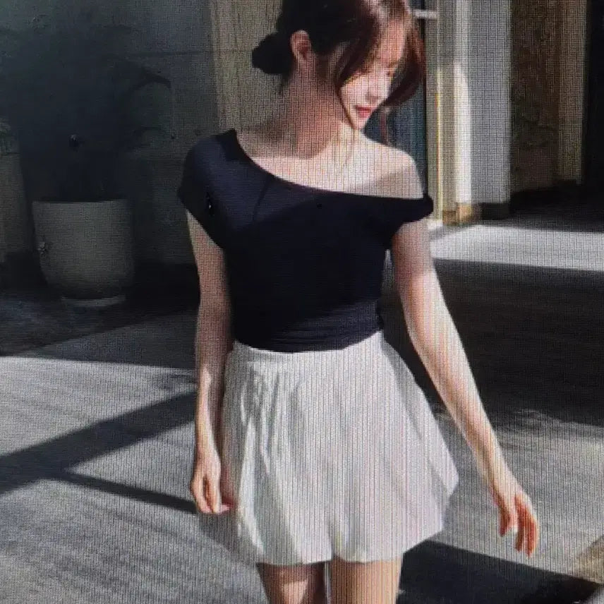 [BUNJANG] Off-Shoulder Twisted Short-Sleeve T-Shirt - 4 Colors / (해외배송)오프숄더 꼬임 반팔 티셔츠 4컬러