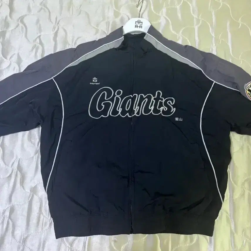 [BUNJANG] Lotte Giants x Poler Windbreaker Jacket (Black, Size 110) / 롯데자이언츠 폴리테루 바람막이 자켓 (블랙 110)