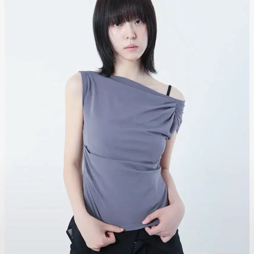 [BUNJANG] Miseki Seoul Slanted Sleeveless Top / 미세키서울 Slanted 슬리브리스