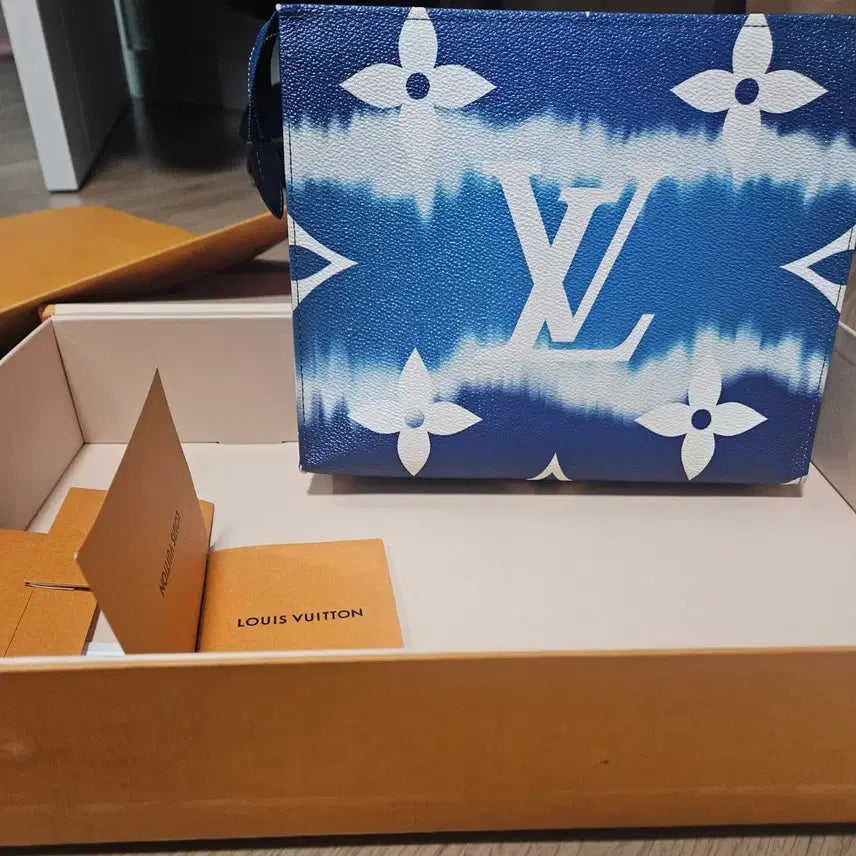 [BUNJANG] Louis Vuitton Escal Pouch Toilette 26 M69136 Blue / 루이비통 에스칼 포쉐트 토일렛 26 M69136 블루