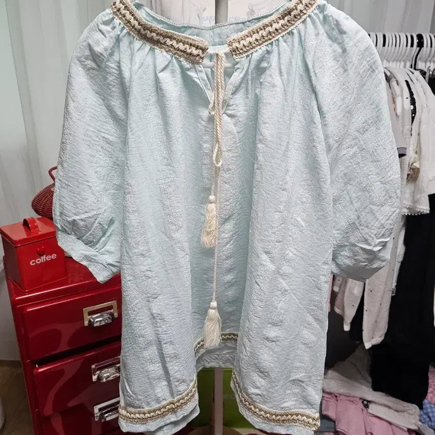 [BUNJANG] Blue Neck Lace Point Blouse / 블루 넥 레이스 포인트 블라우스