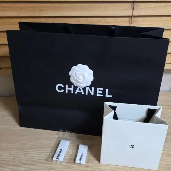 [BUNJANG] Chanel Shopping Bags and Ribbons (Set of 2) / 샤넬 쇼핑백 2개, 리본 2개 팝니다.