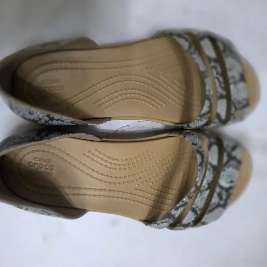[BUNJANG] Crocs Snake Print Sandals / 크록스 뱀피 무늬 샌들