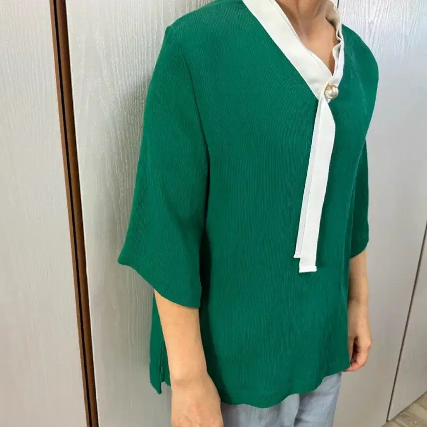 [BUNJANG] Green Short-Sleeve Blouse with White Trim and Pearl Details / 녹색 블라우스 (화이트 배색) 진주 반팔