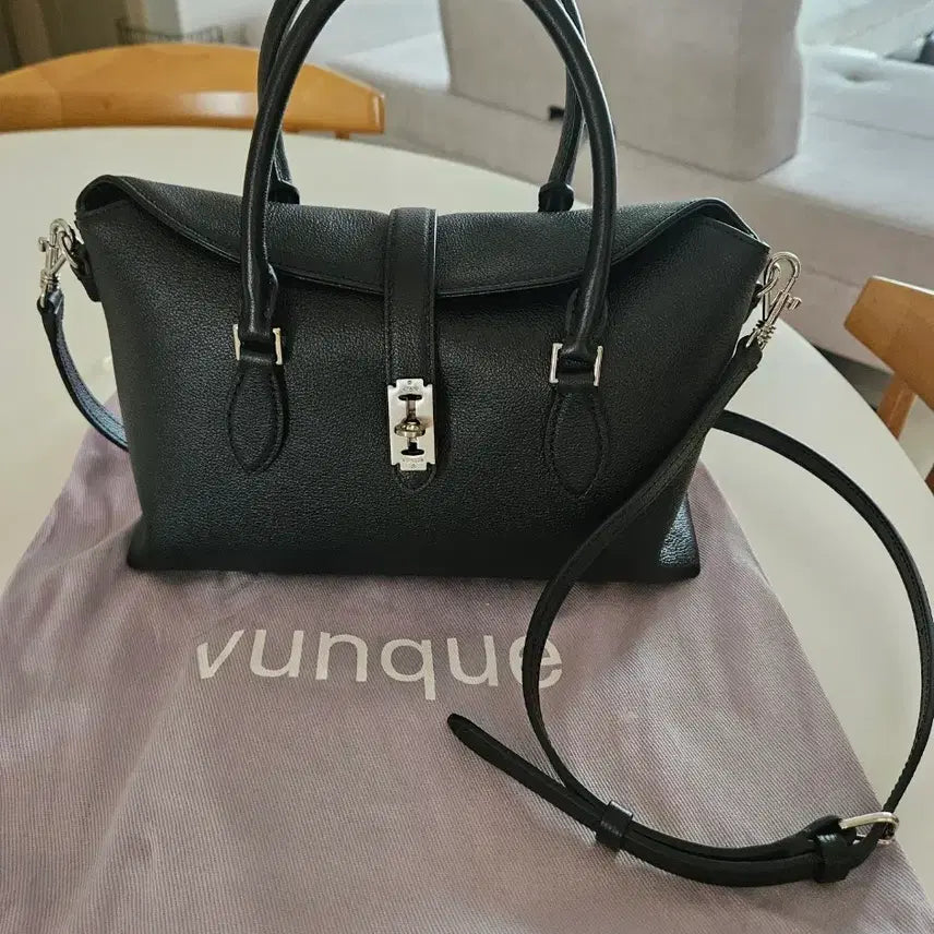 [BUNJANG] Vunque Halfmoon Flac Tote Bag Small Black / 분크 Halfmoon Flac Tote S (하프문 플락 토트 스몰)