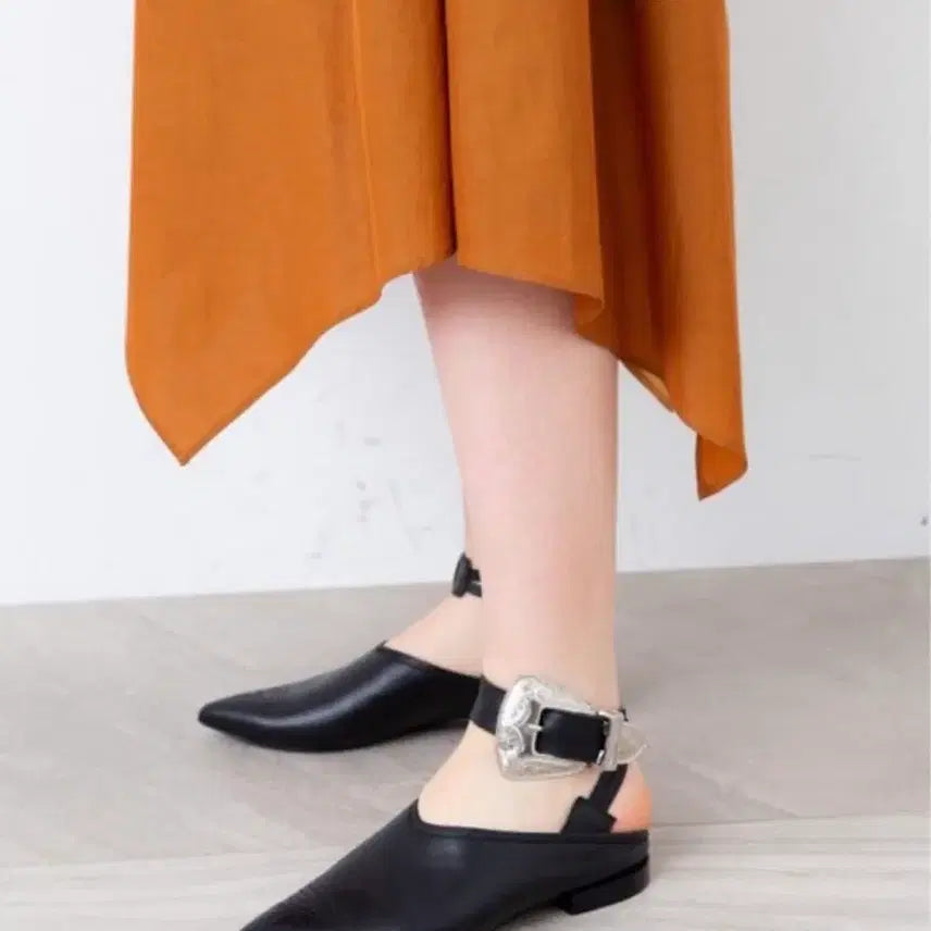 [BUNJANG] Toga Pulla Black Metal Buckle Point Flat Shoes / Toga pulla 토가 블랙 메탈 버클 포인트 플랫 슈즈