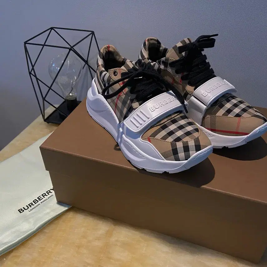 [BUNJANG] Burberry Sneakers (Size 225) / 정품) 버버리 스니커즈 225