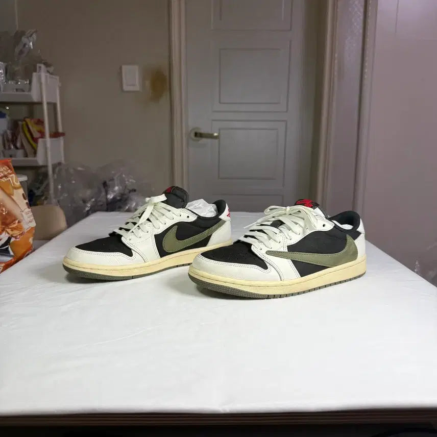 [BUNJANG] Nike Air Jordan 1 Low OG SP Travis Scott 'Olive' Sneakers / { 40 } 나이키 조던1 X 트래비스 스캇 레트로 로우 OG SP 스니커즈
