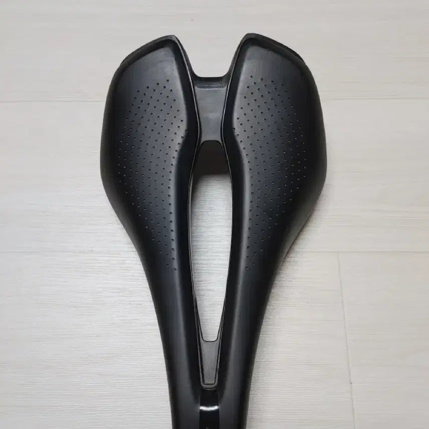 [BUNJANG] Giant Fleet SLR Saddle Ultralight Carbon / A급] 자이언트 플리트 SLR 안장 초경량 카본 자전거 안장 팝니다. ( 택포 13만)