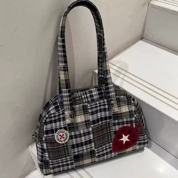 [BUNJANG] Vintage Y2K Plaid Strawberry Patch Boston Shoulder Bag / 체크 무늬 딸기 패치 보스턴 숄더백 빈티지 Y2K 대용량 토트백 데일리 숄더가방 새상품