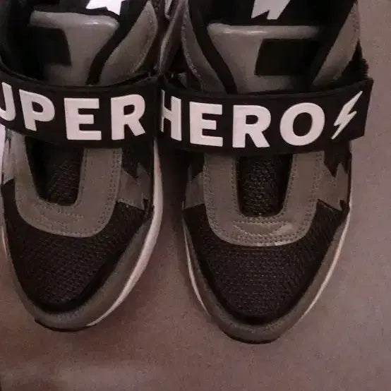 [BUNJANG] SUECOMMA BONNIE Superhero Velcro Sneakers / 슈콤마보니 슈퍼히어로 스니커즈