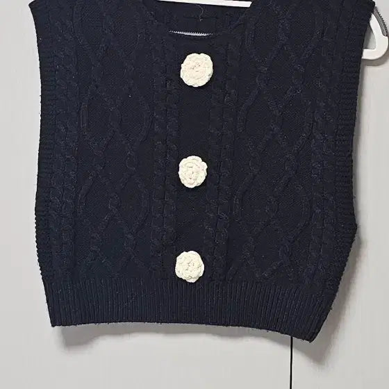 [BUNJANG] Floral Button Cable Knit Vest / 꽃단추 케이블 니트 조끼