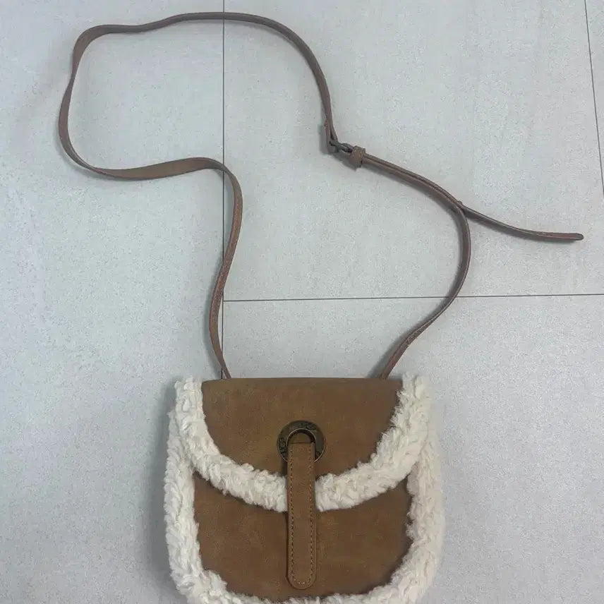 [BUNJANG] Ugg Leather Shoulder Bag / Ugg 가방