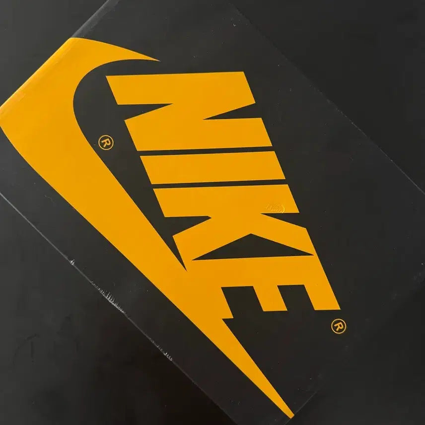 [BUNJANG] Nike Air Jordan 1 Retro High OG Black/Yellow / 나이키 에어조던 1 레트로 하이 OG, 260