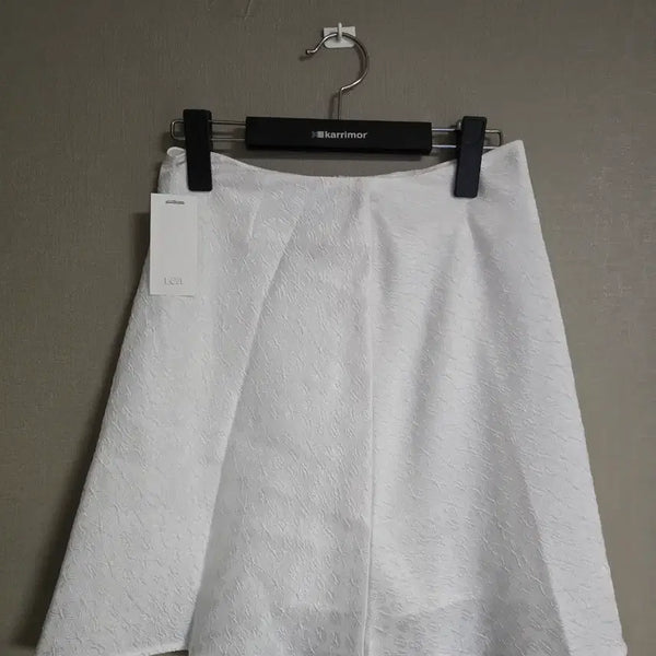 [BUNJANG] Lea White Flower Jacquard Skirt S / 새상품)Lea 르에 화이트플라워 자가드 스커트 S