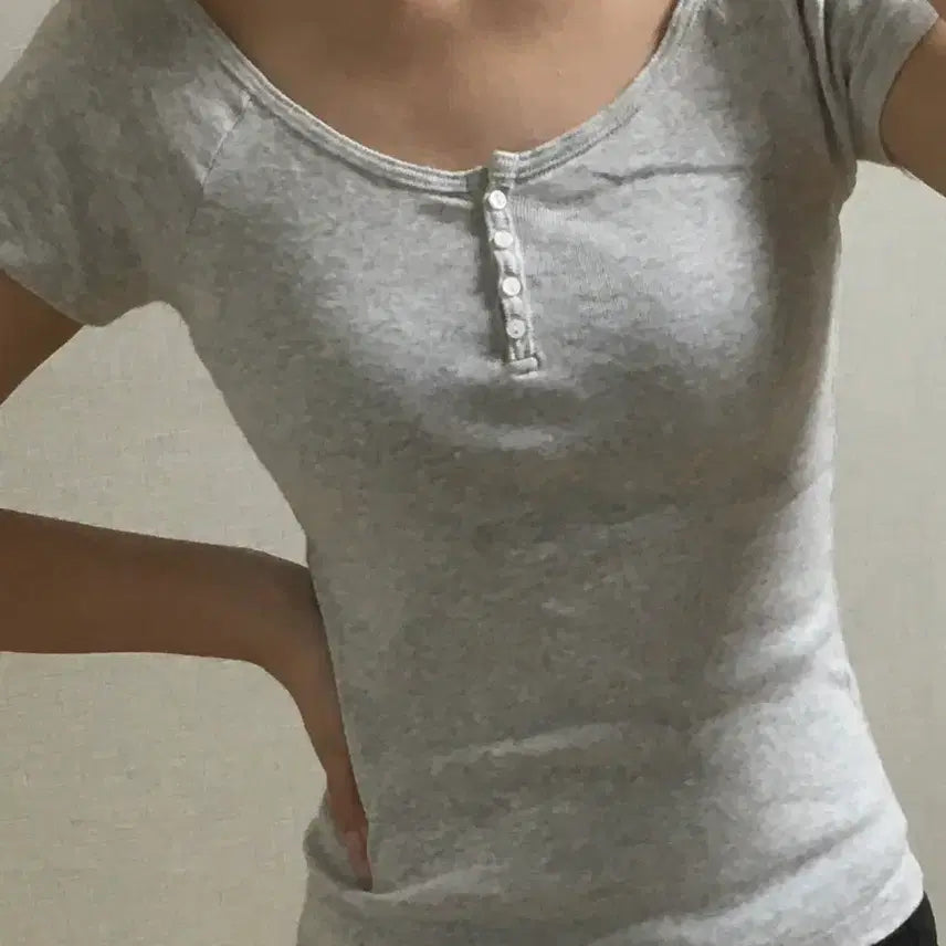 [BUNJANG] Brandy Melville Ribbed Knit Button Detail Short Sleeve T-Shirt / 브랜디멜빌 반팔